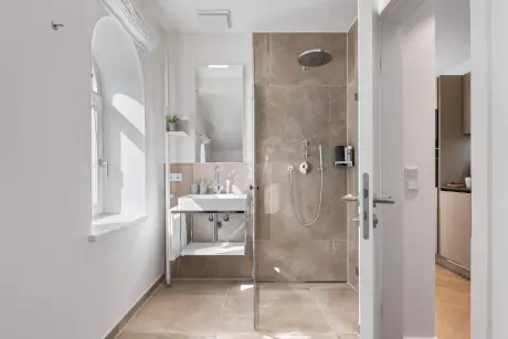 Modernes Badezimmer mit Dusche und Waschbecken im Hotel Stadt Hamburg.