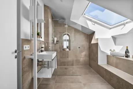 Moderne Badezimmeransicht mit Dusche und Fenster im Hotel Stadt Hamburg.