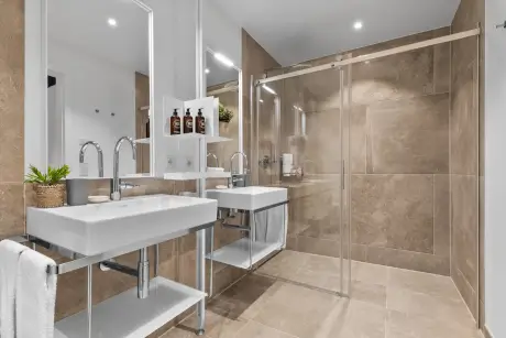 Modernes Badezimmer mit Duschkabine und stilvollem Waschbecken im 12.18. Hotel Stadt Hamburg in Westerland.