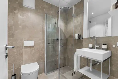 Modernes Bad mit Glasdusche im Hotel Stadt Hamburg.