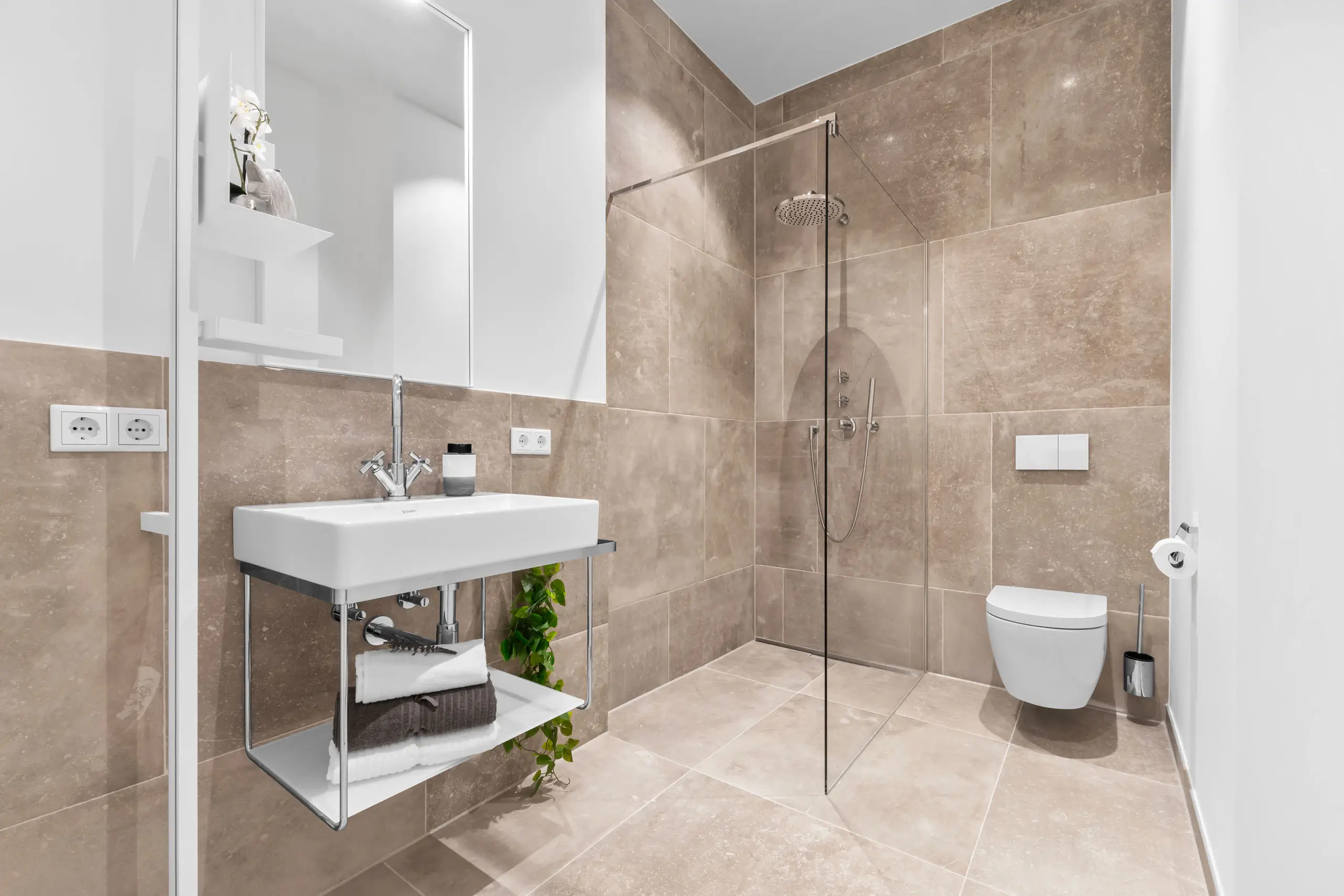 Modernes Badezimmer im Hotel Stadt Hamburg mit Dusche und eleganten Armaturen.