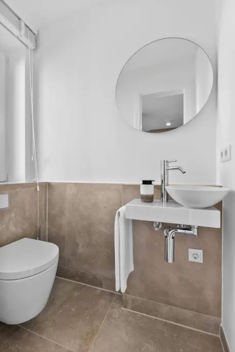 Modernes Badezimmer mit elegantem WC und Waschbecken im 12.18. Hotel Stadt Hamburg.