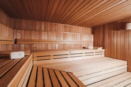 Holzsauna mit Bänken für Entspannung im Hotel Stadt Hamburg.