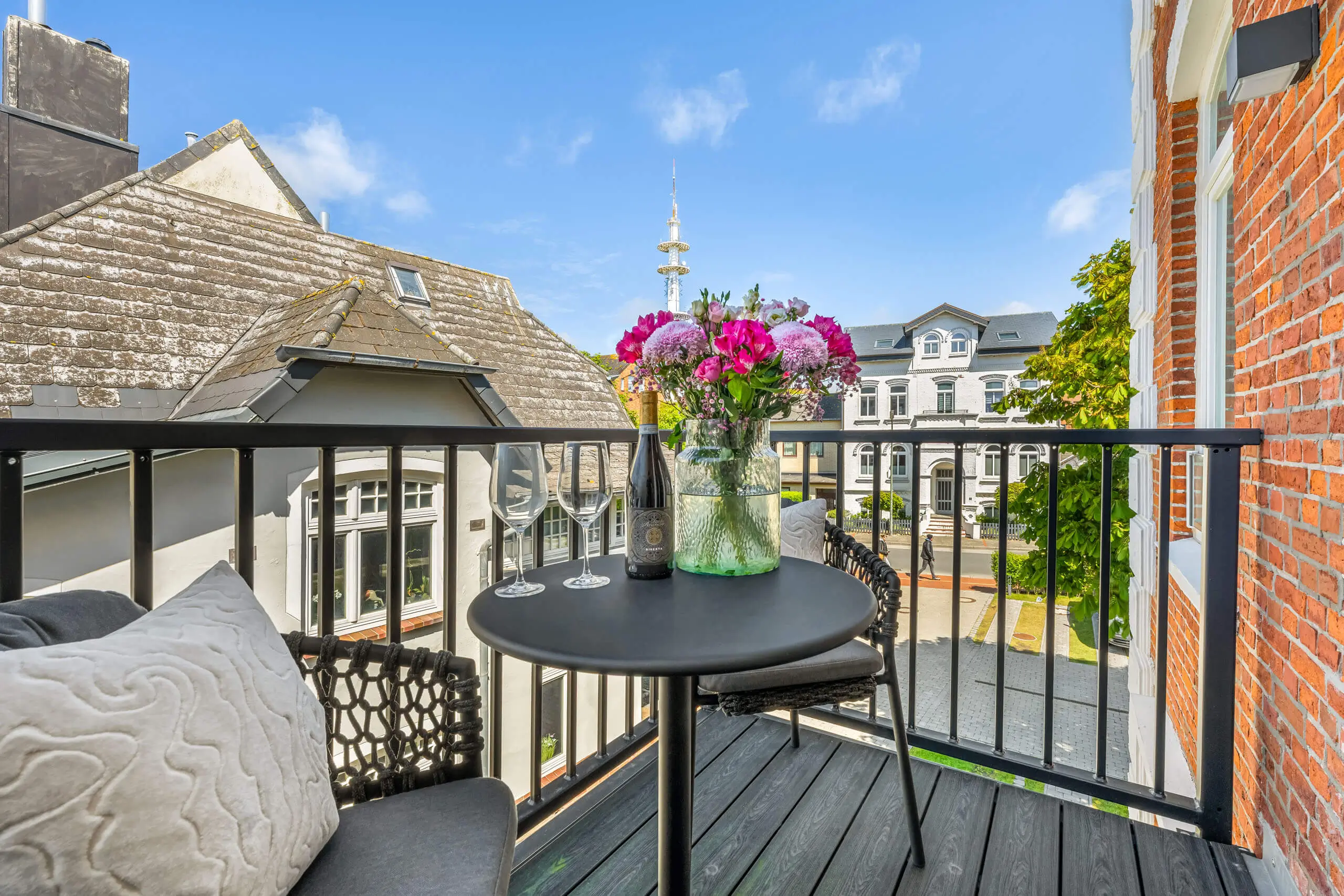 Charmante Balkonsicht mit Blumen und Getränken im Hotel Stadt Hamburg, Westerland.