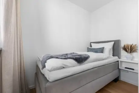 Gemütliches Schlafzimmer im Hotel Stadt Hamburg mit einem einladenden Bett und Dekokissen.