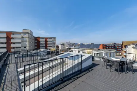 Aussicht von der Dachterrasse des Hotel Stadt Hamburg mit Blick auf moderne Gebäude und blauen Himmel.