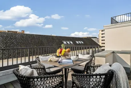 Ein gemütlicher Balkon im Hotel Stadt Hamburg mit Tisch, Stühlen und einer Obstschale.