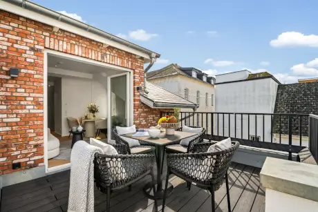 Luxuriöser Balkon im Hotel Stadt Hamburg mit modernen Möbeln und Blick auf die Stadt.