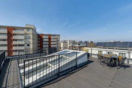 Blick von der Dachterrasse auf moderne Gebäude und Solarpanels in Westerland, Sylt.