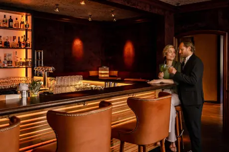 Paar genießt Drinks an der eleganten Bar im Hotel Stadt Hamburg, Strandstraße 2, Westerland.