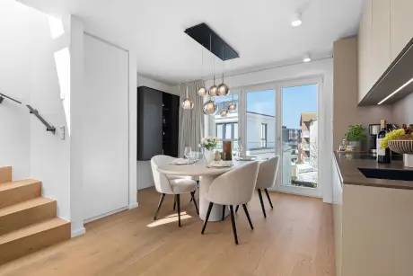 Helle, moderne Wohnung mit Essbereich und stilvollem Dekor.
