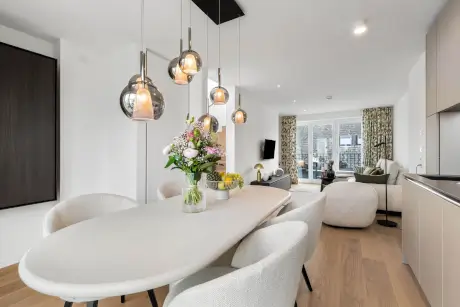 Elegante Hotelzimmer mit modernem Esstisch und stilvoller Beleuchtung.