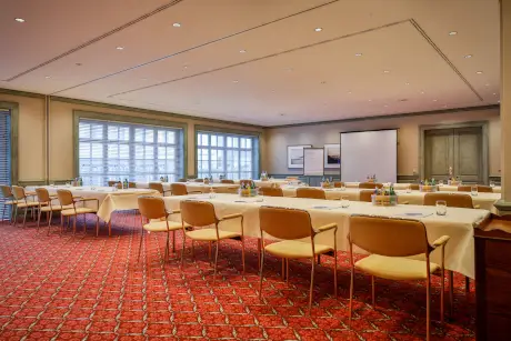 Konferenzraum im Hotel Stadt Hamburg: Tische, Stühle und Präsentationsbereich.