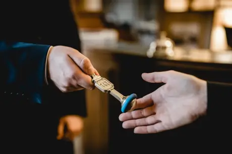 Ein Schlüsselübergabe im Hotel Stadt Hamburg, das hervorragende Gastfreundschaft zeigt.