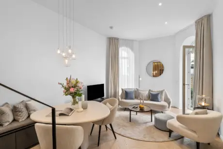 Stilvolles Hotelzimmer mit modernen Möbeln und natürlichem Licht in Westerland, Sylt.