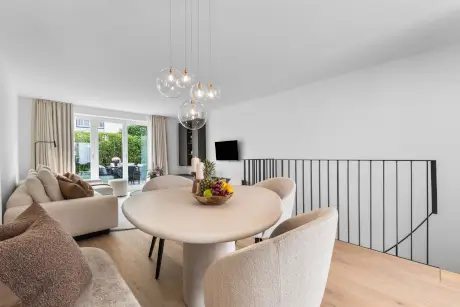 Modernes Esszimmer im Hotel Stadt Hamburg mit rundem Tisch und stilvollem Dekor.