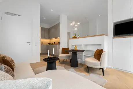 Moderne Zimmeransicht im Hotel Stadt Hamburg, Westerland mit elegantem Mobiliar und Lichtdesign.