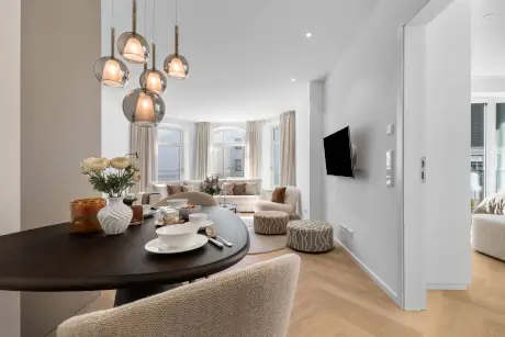 Elegante Einrichtung mit hängenden Leuchten und einem gemütlichen Sofa im 12.18. Hotel Stadt Hamburg.