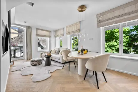 Modernes Wohnzimmer mit eleganter Ausstattung und natürlichem Licht im Hotel Stadt Hamburg.