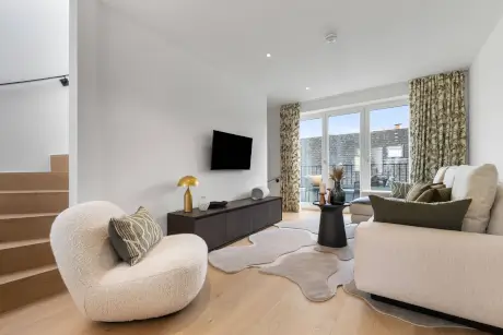 Elegantes Wohnzimmer im Hotel Stadt Hamburg mit moderner Dekoration und gemütlichen Möbeln.