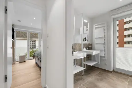 Modernes Badezimmer und Schlafzimmer im Hotel Stadt Hamburg, Sylt.