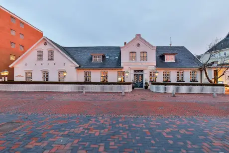 Hotel Stadt Hamburg in Westerland mit traditioneller Fassade und herausragendem Pflaster.