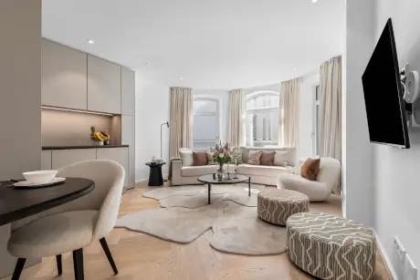 Modernes Hotelzimmer mit eleganter Einrichtung und gemütlicher Atmosphäre.