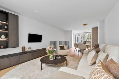 Moderner Hotellounge mit stilvollen Möbeln und Dekorationen in Westerland, Sylt.