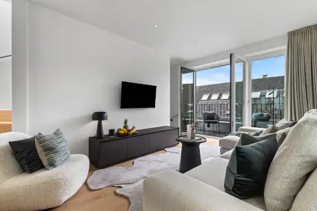 Modernes Hotel-Living mit bequemen Möbeln und Balkonzugang im 12.18 Hotel Stadt Hamburg.