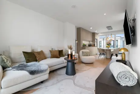 Elegante Hotelzimmer mit moderner Einrichtung und gemütlicher Atmosphäre in Westerland, Sylt.