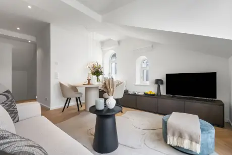 Gemütlicher Hotelzimmer-Innenraum mit modernem Möbel und eleganter Dekoration.