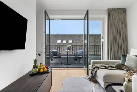 Modernes Hotelzimmer im Hotel Stadt Hamburg mit Balkon, Sofa und schöner Aussicht in Westerland.