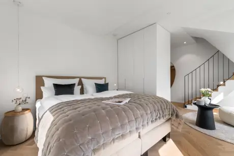 Moderne Schlafzimmer im Hotel Stadt Hamburg mit gemütlichem Bett und stilvollem Dekor.