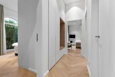 Eleganter Flur im Hotel Stadt Hamburg mit modernem Design und stilvollen Elementen.