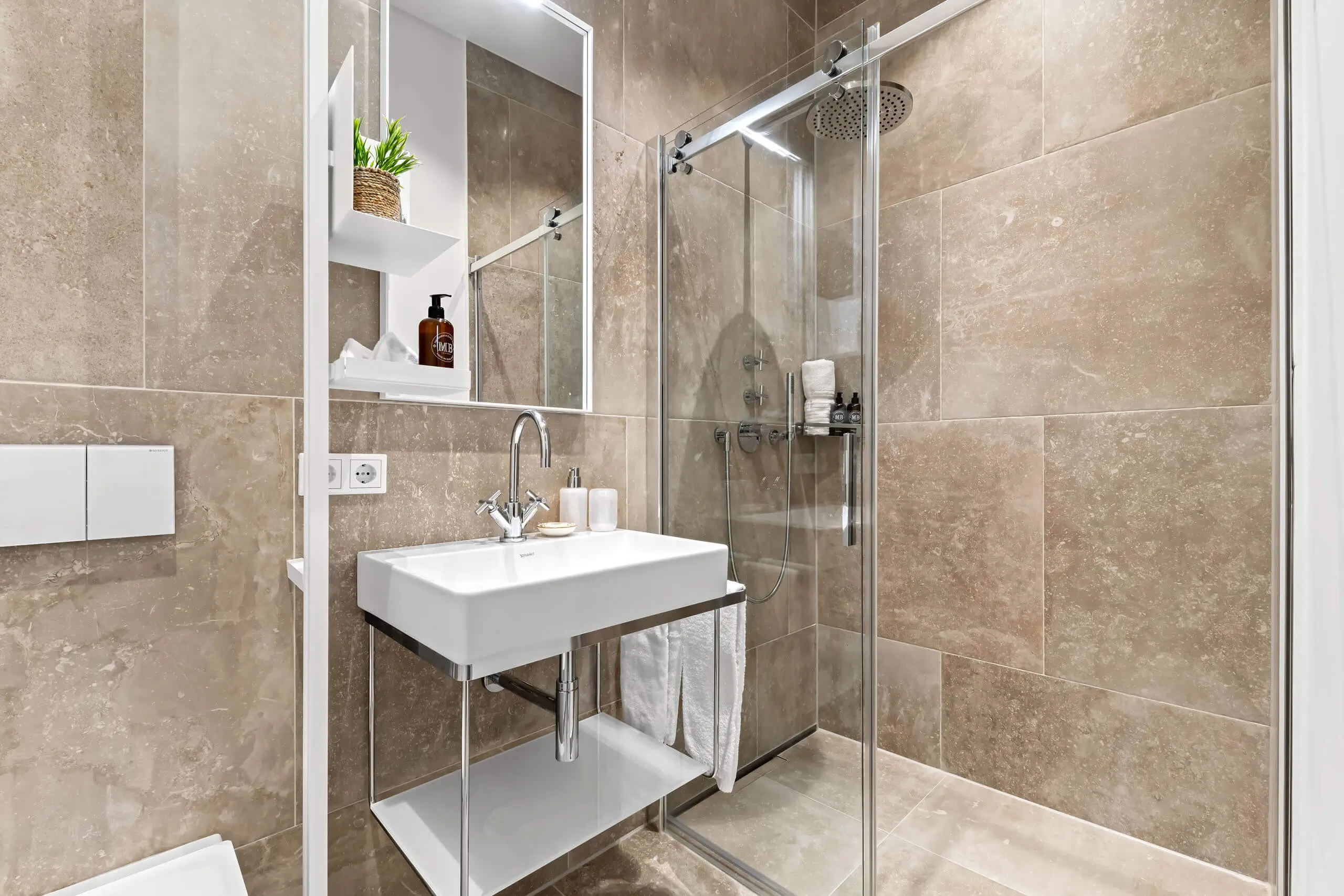 Modernes Badezimmer im 12.18. Hotel Stadt Hamburg mit Dusche und Waschbecken.