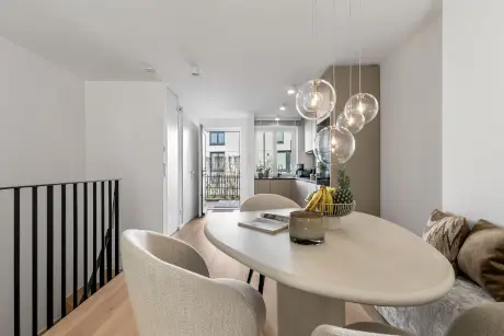 Moderne Essbereich im Hotel mit Tisch, Stühlen und stilvollen Lampen.