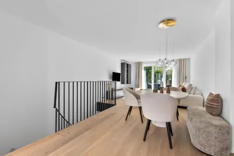 Moderne Lounge im Hotel Stadt Hamburg mit stilvollen Möbeln.