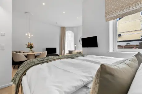 Luxuriöses Hotelzimmer mit gemütlichem Bett, eleganter Einrichtung und modernen Annehmlichkeiten.