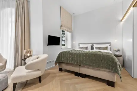Elegantes Hotelzimmer mit komfortablem Bett und moderner Ausstattung im Hotel Stadt Hamburg.
