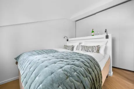 Elegantes Hotelzimmer mit gemütlichem Bett und stilvollen Dekorationselementen.