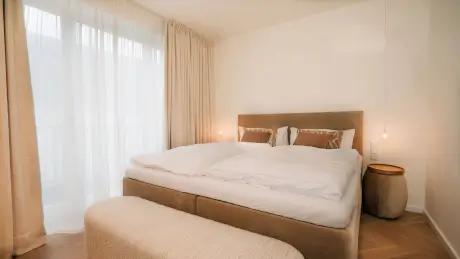 Gemütliches Schlafzimmer im Hotel Stadt Hamburg mit großem Bett und viel Tageslicht.