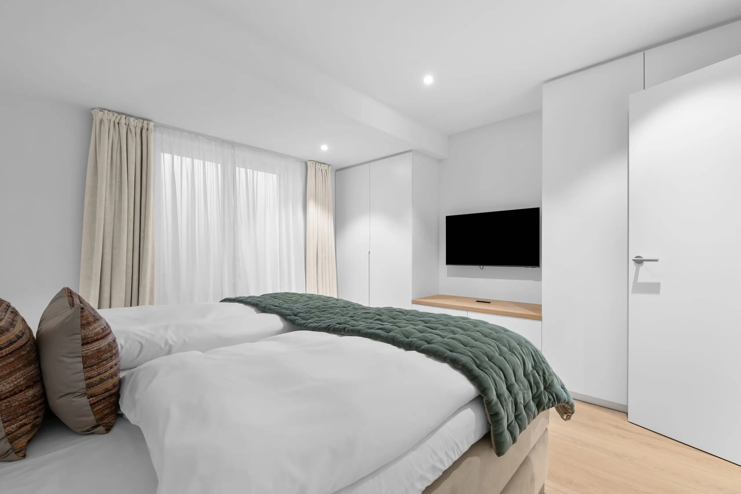 Modernes Zimmer im 12.18. Hotel Stadt Hamburg mit Bett und TV.