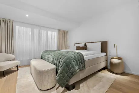 Luxuriöses Hotelzimmer mit einem bequemen Bett und eleganter Einrichtung im Hotel Stadt Hamburg.