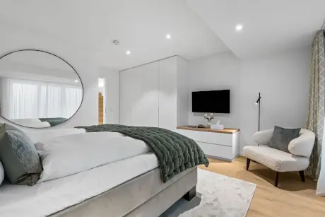 Modernes Hotelzimmer mit elegantem Design, ideal für eine entspannte Auszeit.