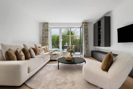 Modernes Hotelzimmer im Stadt Hamburg, stilvolles Interieur und Gartenblick.