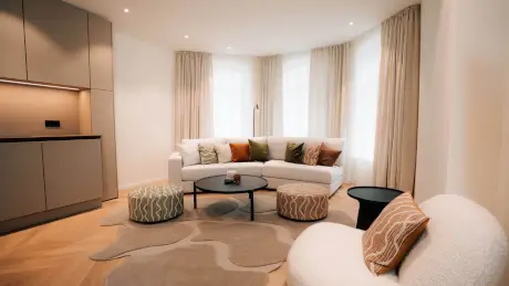 Elegantes Wohnzimmer im Hotel Stadt Hamburg mit moderner Einrichtung und bequemen Möbeln.