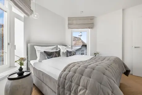 Ein modernes Hotelzimmer mit einem luxuriösen Bett und stilvoller Einrichtung im Hotel Stadt Hamburg.