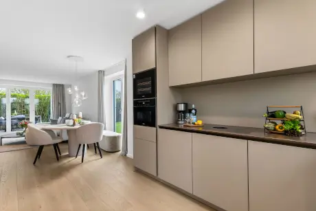 Moderne Küche mit Essbereich im Hotel Stadt Hamburg, Westerland/Sylt.