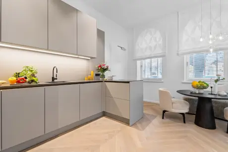 Moderne Küche mit frischem Obst und Blumen im Hotel Stadt Hamburg.