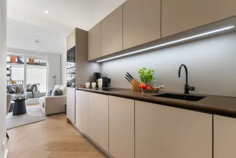 Moderne Küche im Hotel Stadt Hamburg mit eleganten Geräten und frischen Zutaten.